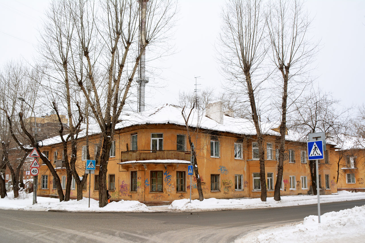 Perm, Улица Василия Каменского, 11 / Улица Папанинцев, 18