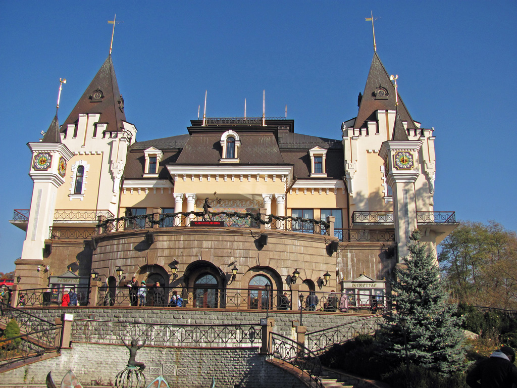 Киев, Улица Михаила Грушевского, 1А