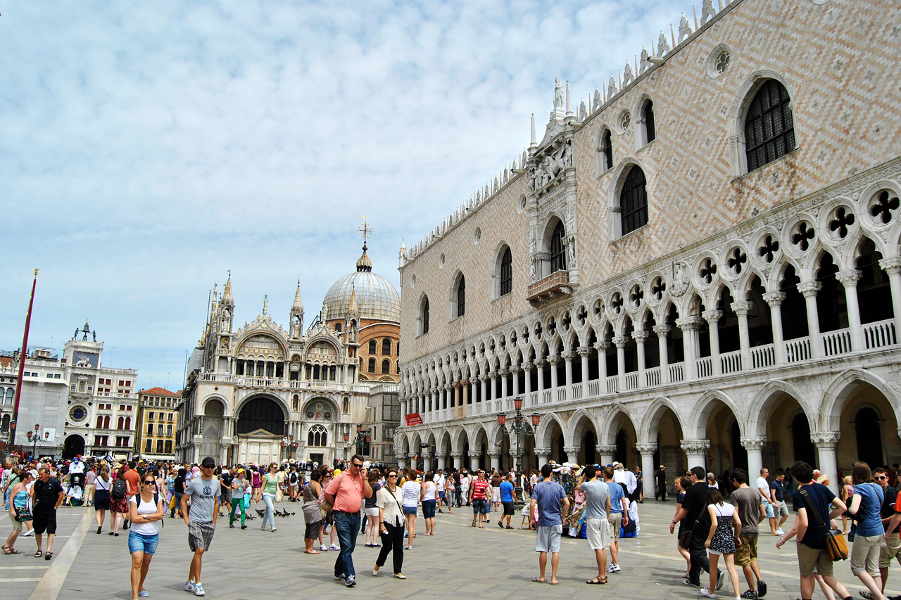 Венеция, Sotoportego de l`Orologio, 301-302; Piazza San Marco, 328; Piazzetta San Marco, 1
