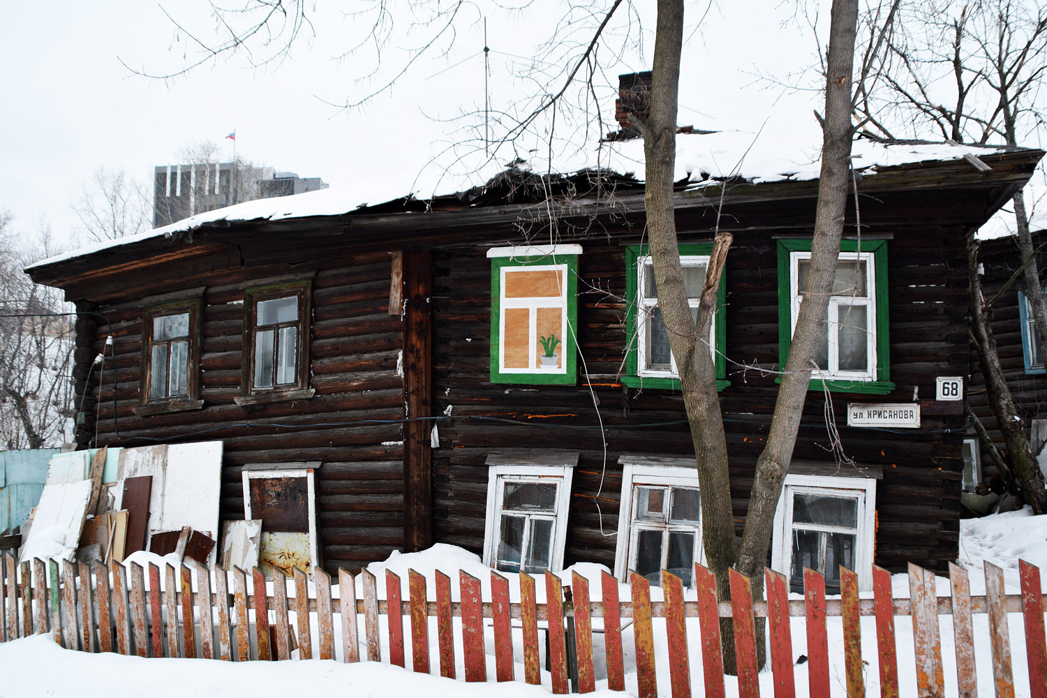 Пермь, Улица Крисанова, 68 / Улица Коммунаров, 3