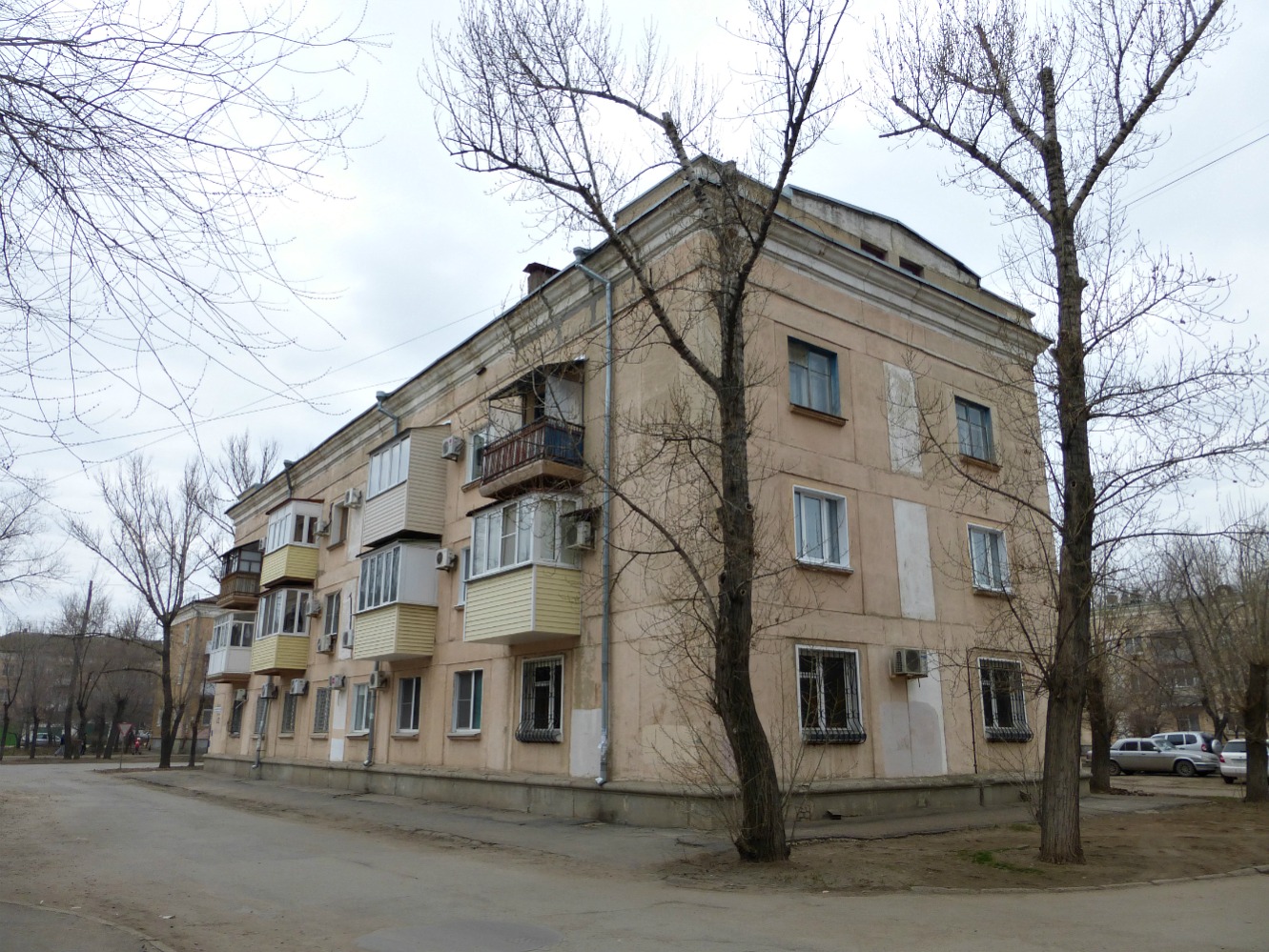 Волжский, Коммунистическая улица, 26 / Улица Пушкина, 13