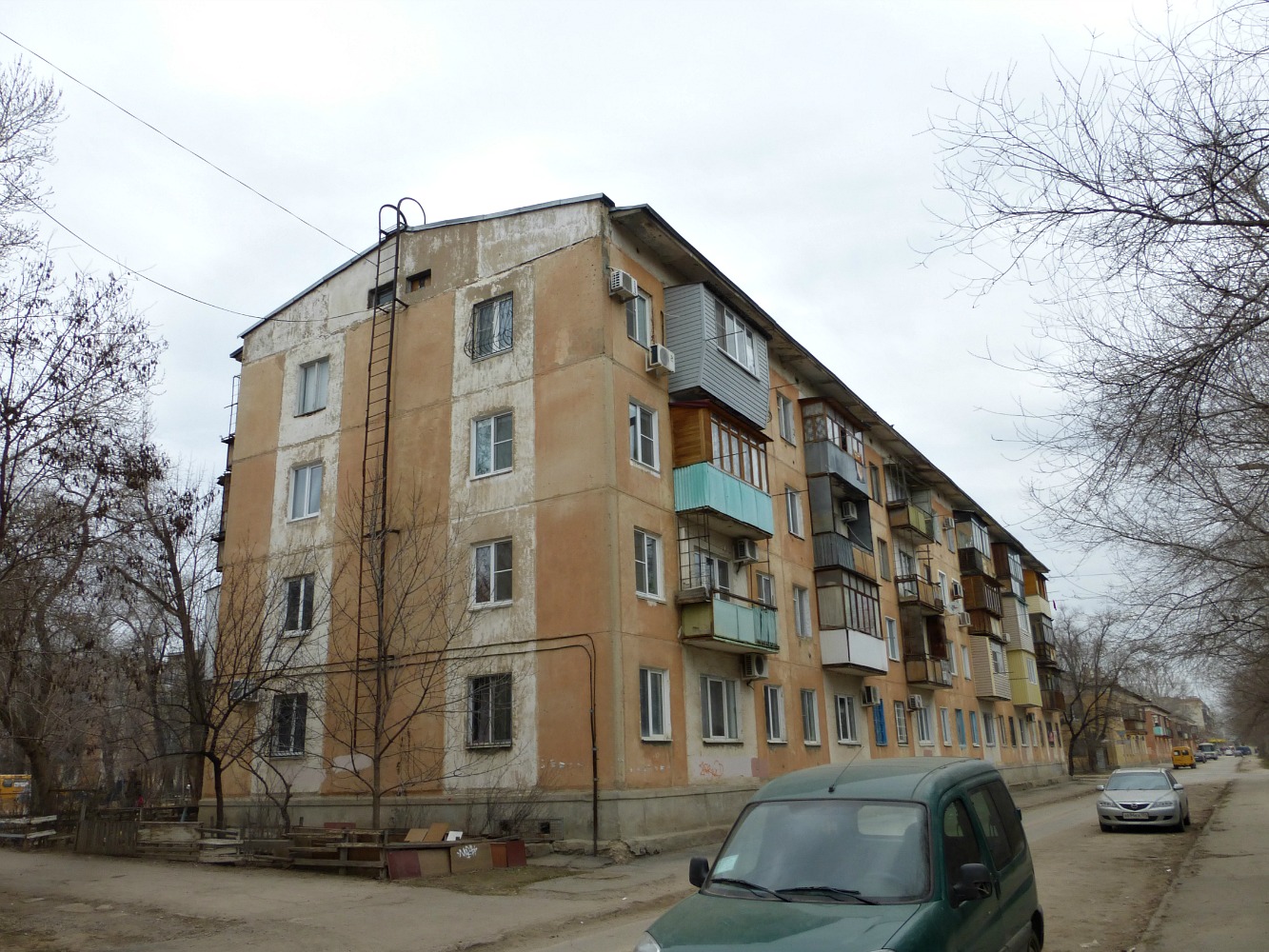 Волжский, Коммунистическая улица, 14 / Улица XIX Партсъезда, 52