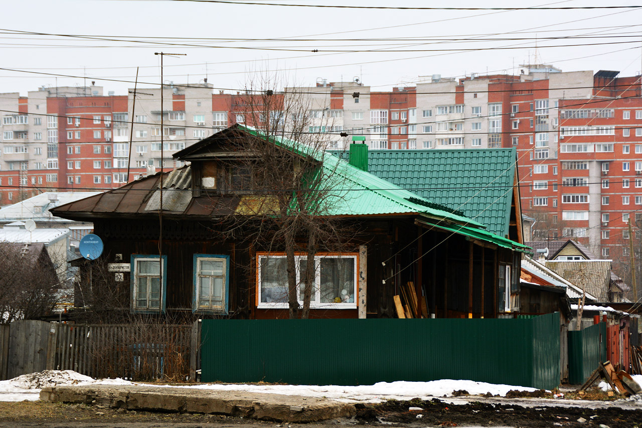 Perm, Проспект Декабристов, 52 / Молодогвардейская улица, 14