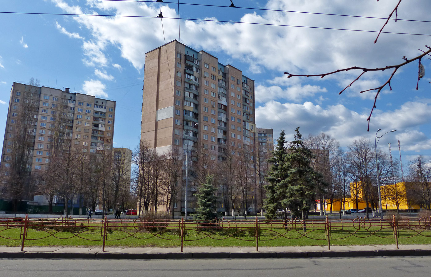 Киев, Проспект Георгия Гонгадзе, 3; Проспект Георгия Гонгадзе, 1 / Проспект Правды, 102