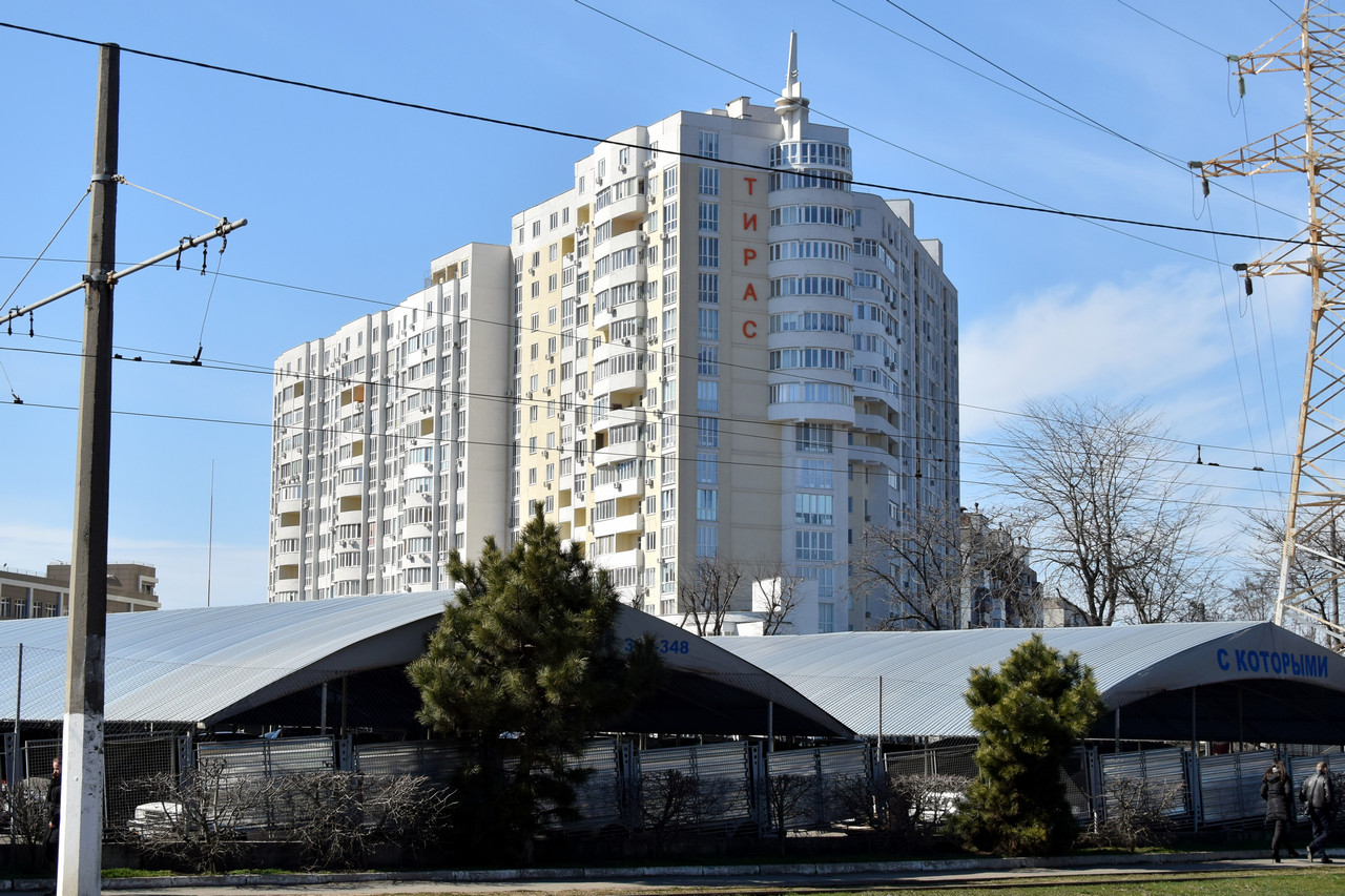 Одесса, Вулиця Академіка Корольова, 5/4. Одесса — Надписи в оформлении фасадов