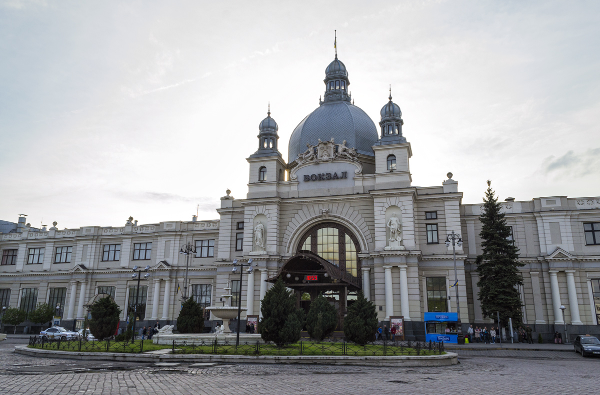 Львов, Дворцовая площадь, 1