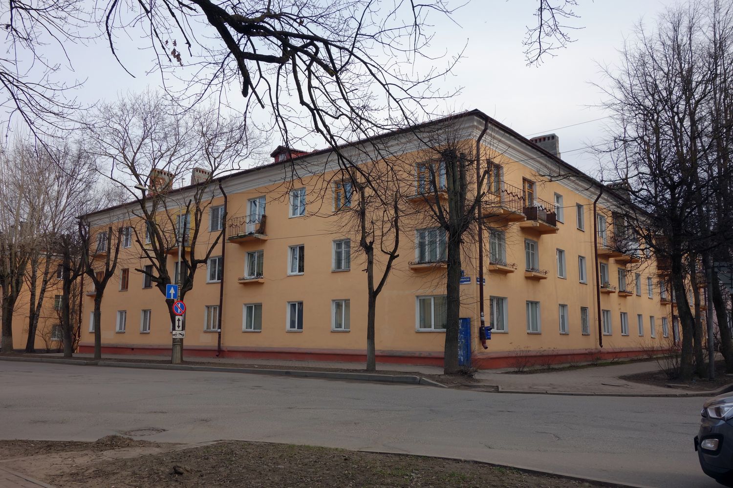 Великий Новгород, Козьмодемьянская улица, 3 / Тихвинская улица, 6