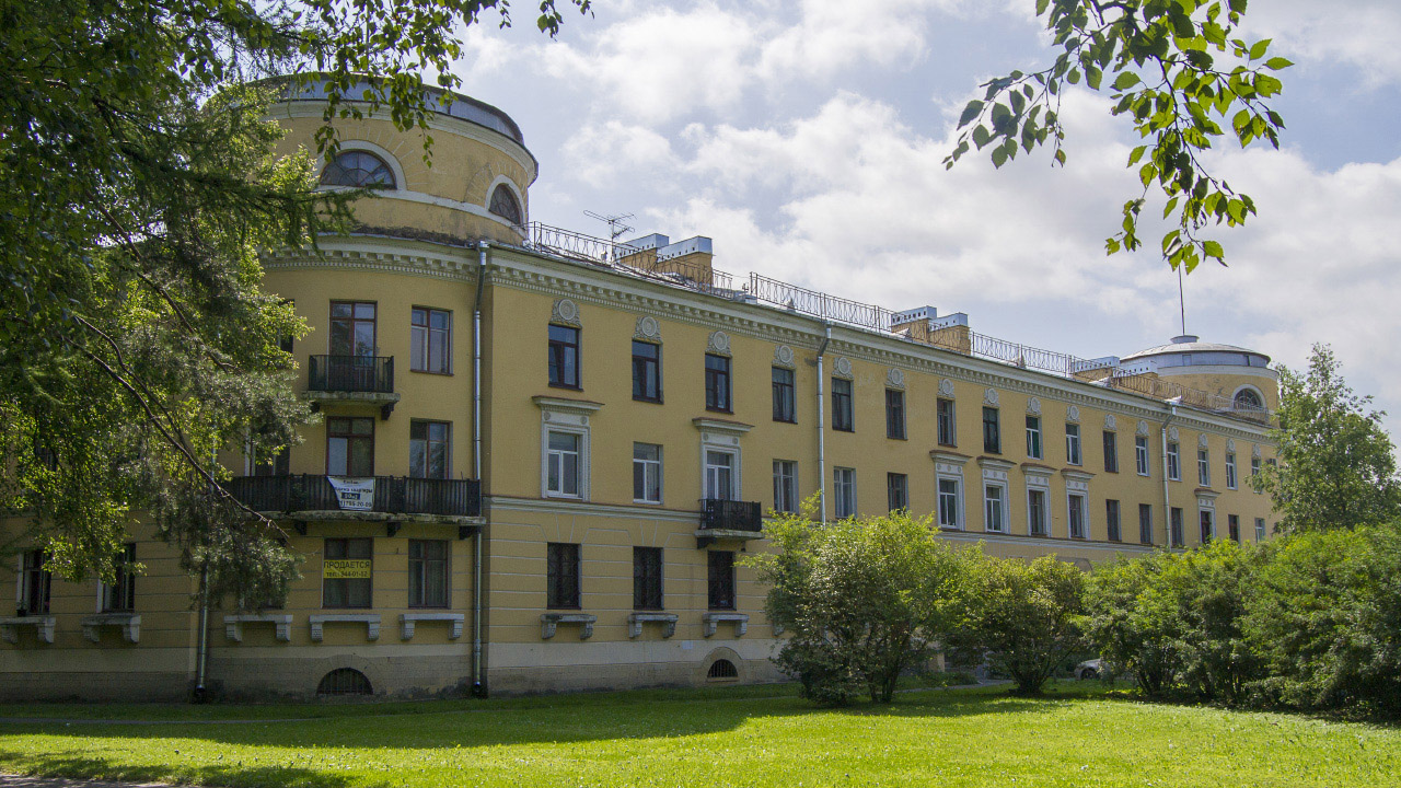 Pawłowsk, Детскосельская улица, 1 / Слуцкая улица, 2