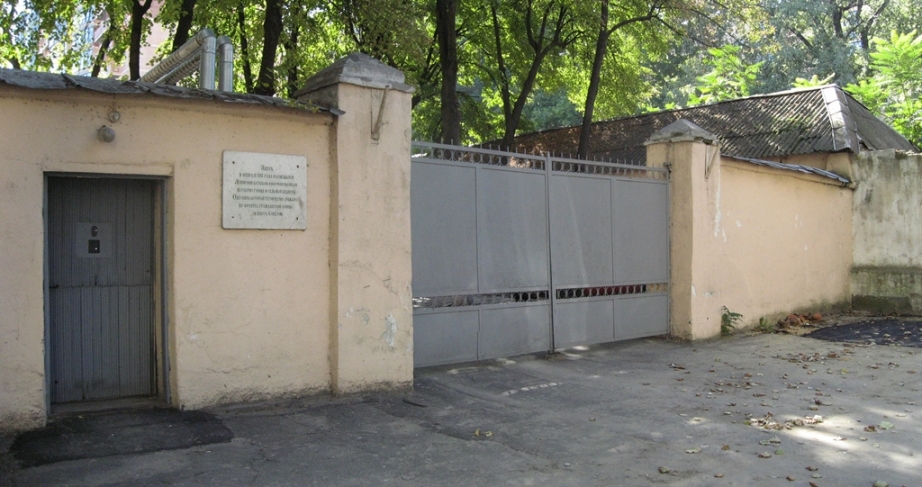Одесса, Армійська вулиця, 10а. Одесса — Мемориальные доски