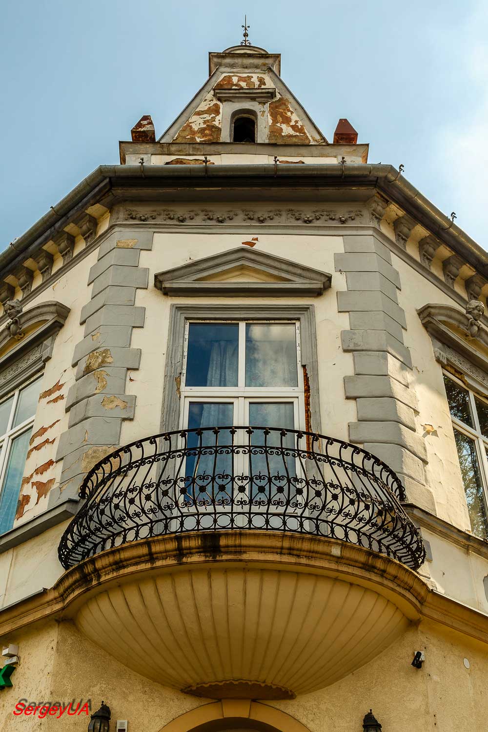 Ужгород, Православная набережная, 1 / Площадь Шандора Петёфи, 1