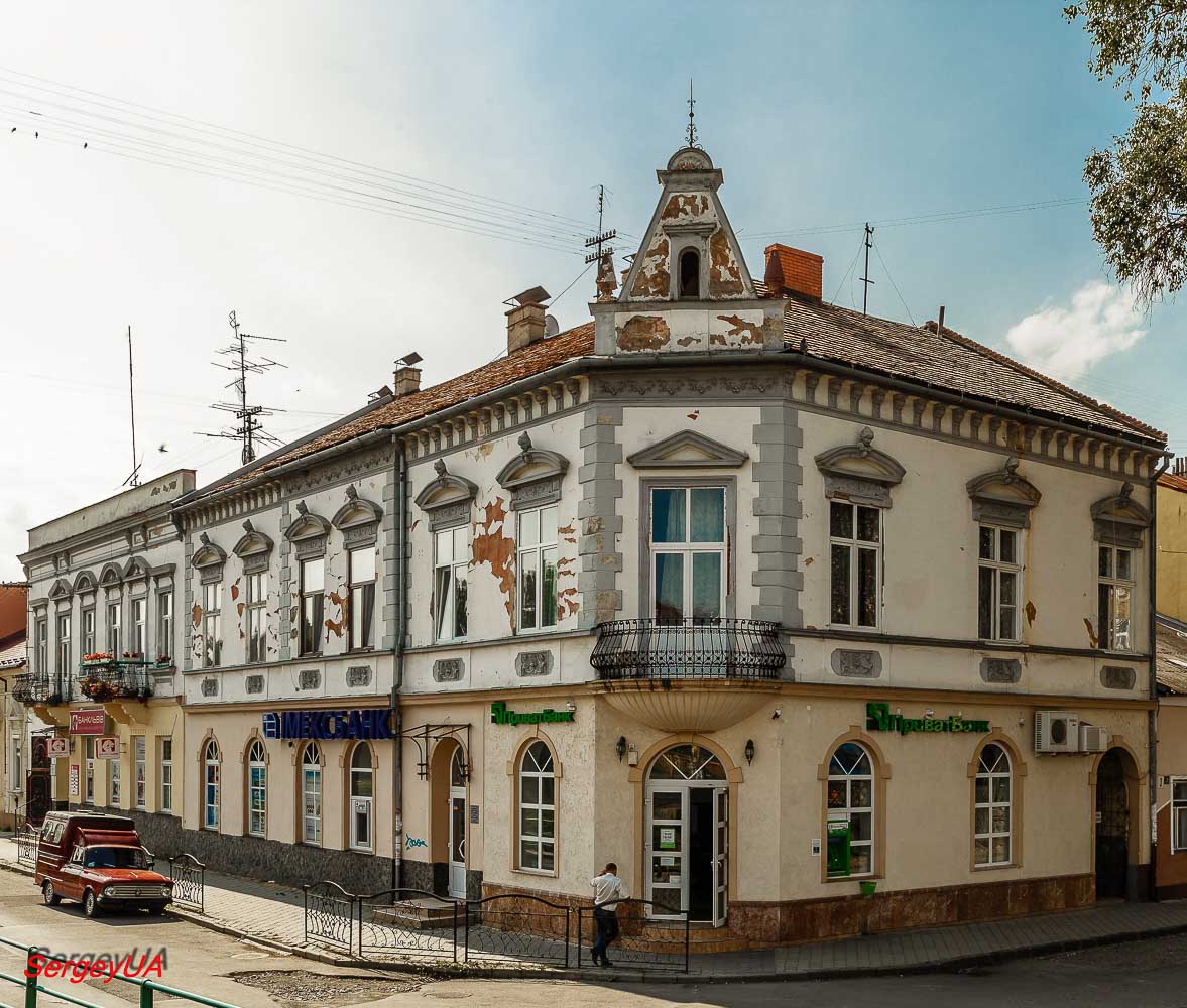 Ужгород, Православная набережная, 1 / Площадь Шандора Петёфи, 1