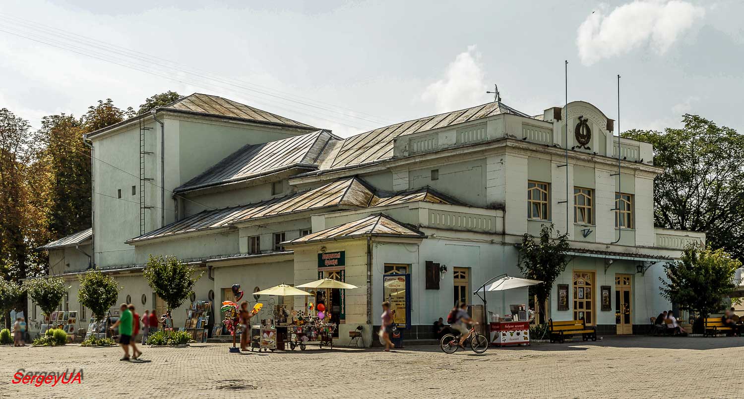 Ужгород, Театральная площадь, 8