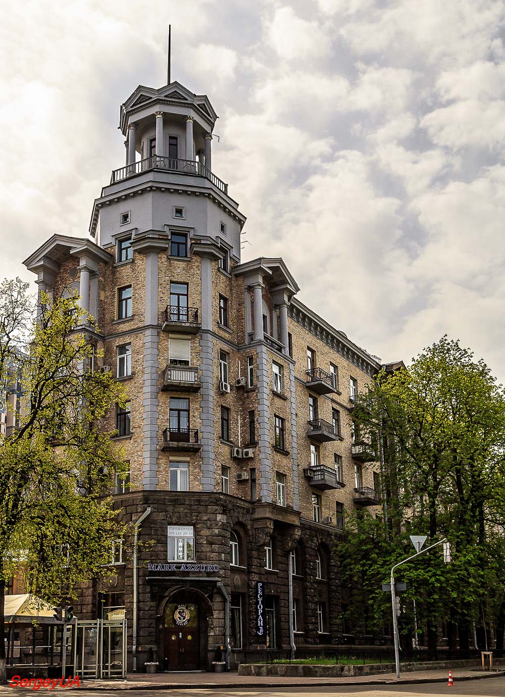 Киев, Банковая улица, 1 / Институтская улица, 10