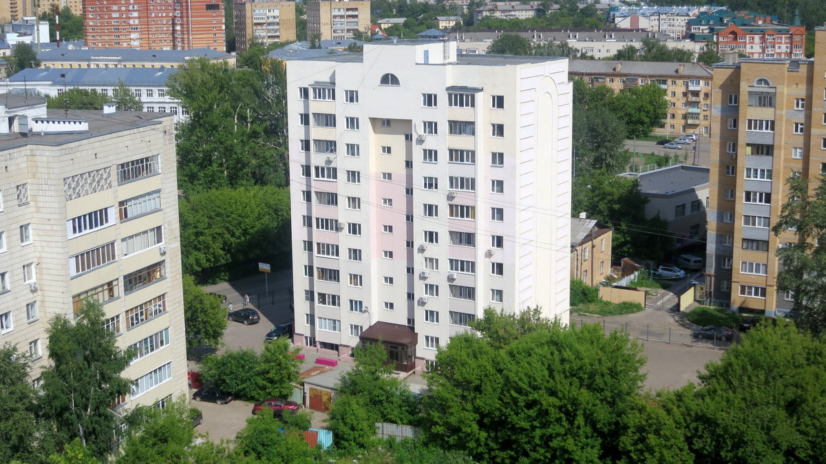 Казань, Улица Амирхана Еники, 4 / Улица Заслонова, 2
