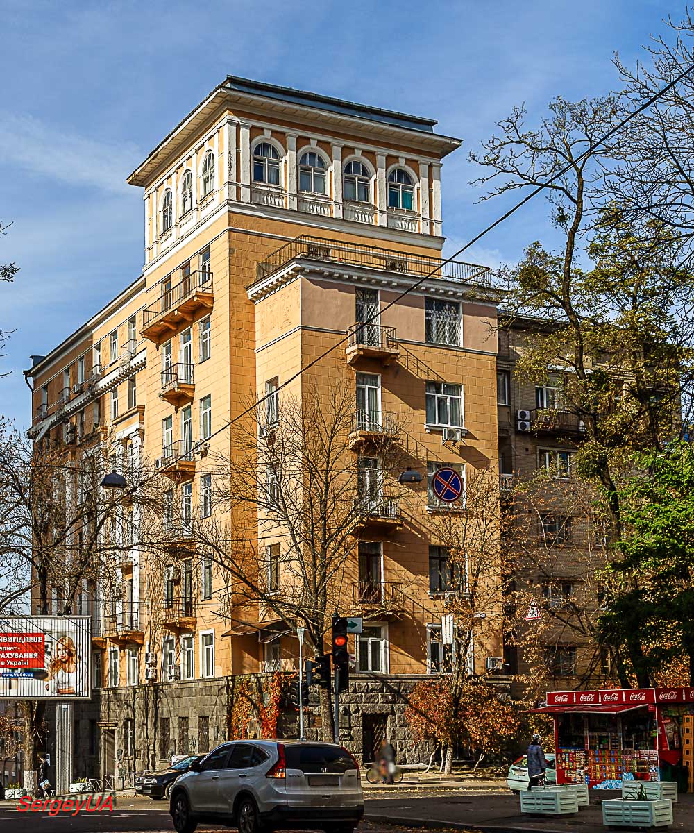 Kyiv, Улица Богдана Хмельницкого, 68 / Улица Михаила Коцюбинского, 4