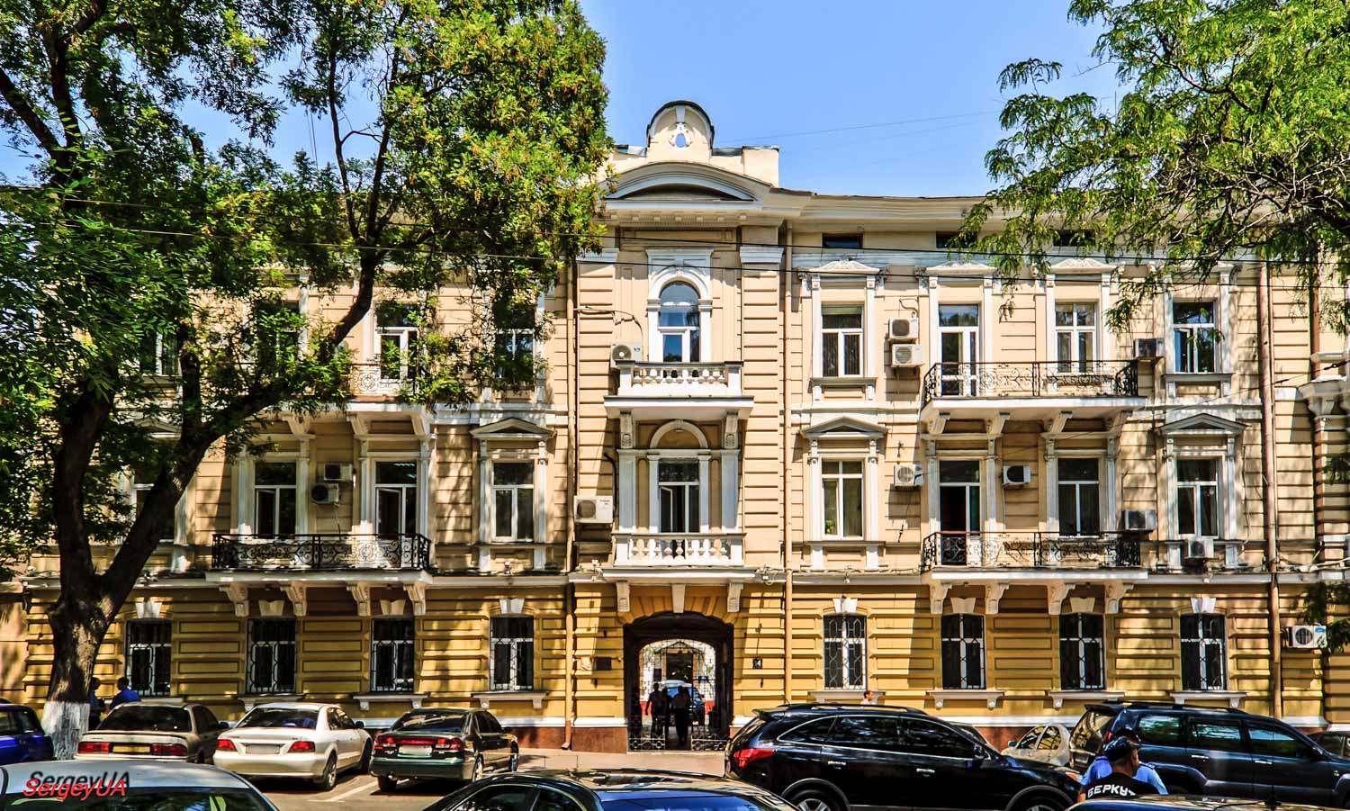 Одесса, Єврейська вулиця, 14. Одесса — Надписи в оформлении фасадов