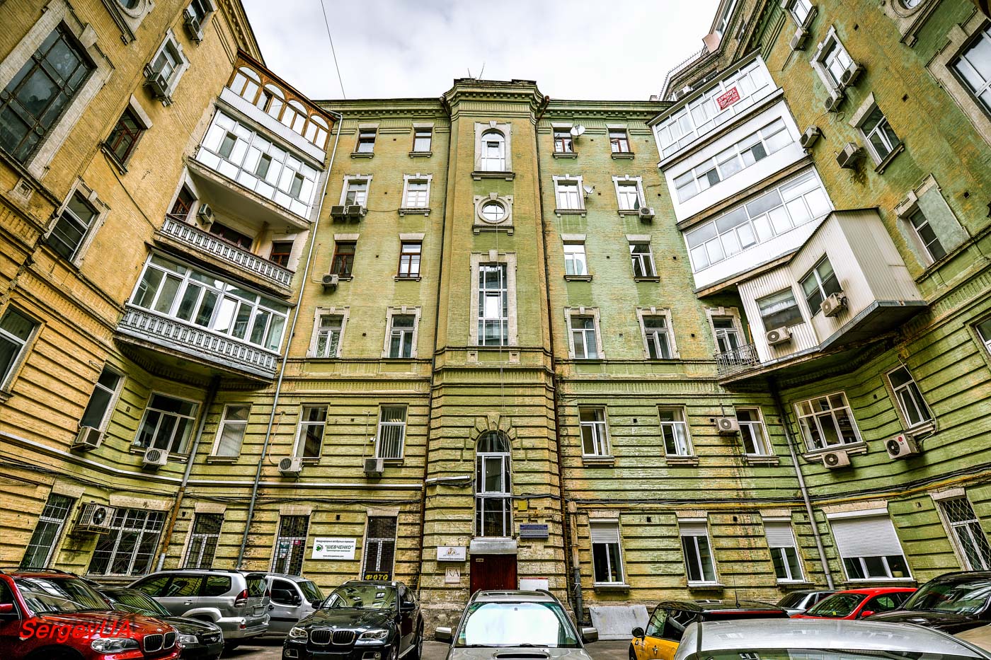 Киев, Улица Богдана Хмельницкого, 32