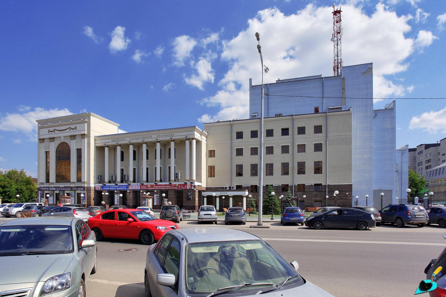Tyumen, Улица Республики, 34 / Улица Челюскинцев, 45
