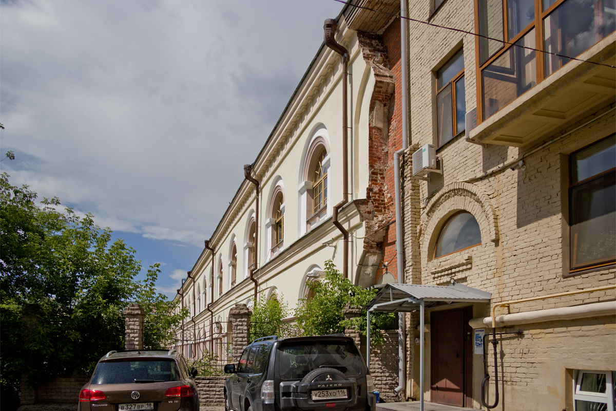 Казань, Кремлёвская улица, 2 / Улица Чернышевского, 6