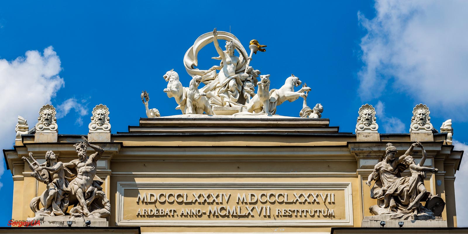 Одесса, Провулок Чайковського, 1. Одесса — Надписи в оформлении фасадов