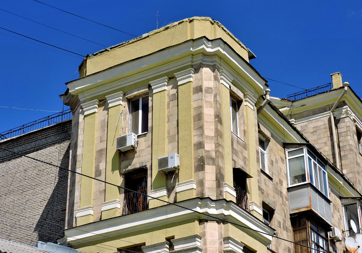 Charkow, Проспект Героев Харькова, 27 / Харьковская набережная, 1