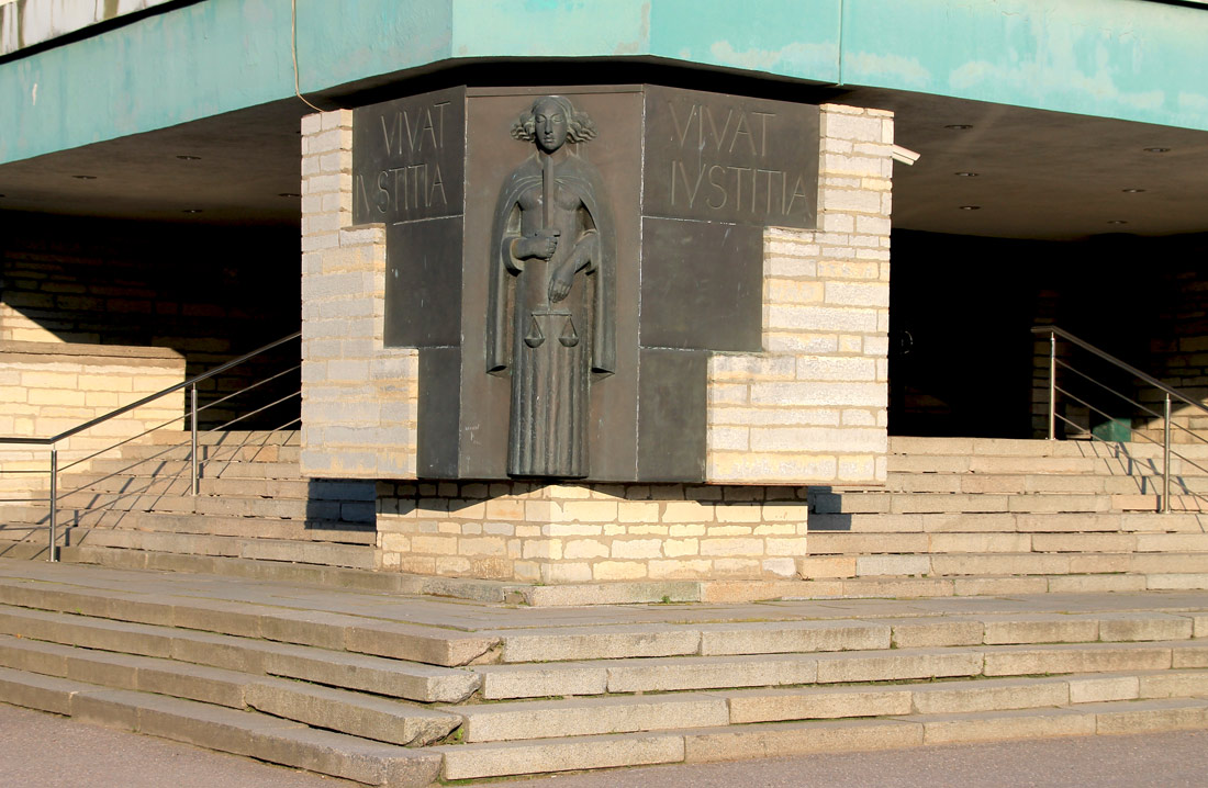 Таллин, Liivalaia, 24. Монументальное искусство (мозаики, росписи, барельефы, сграфито)
