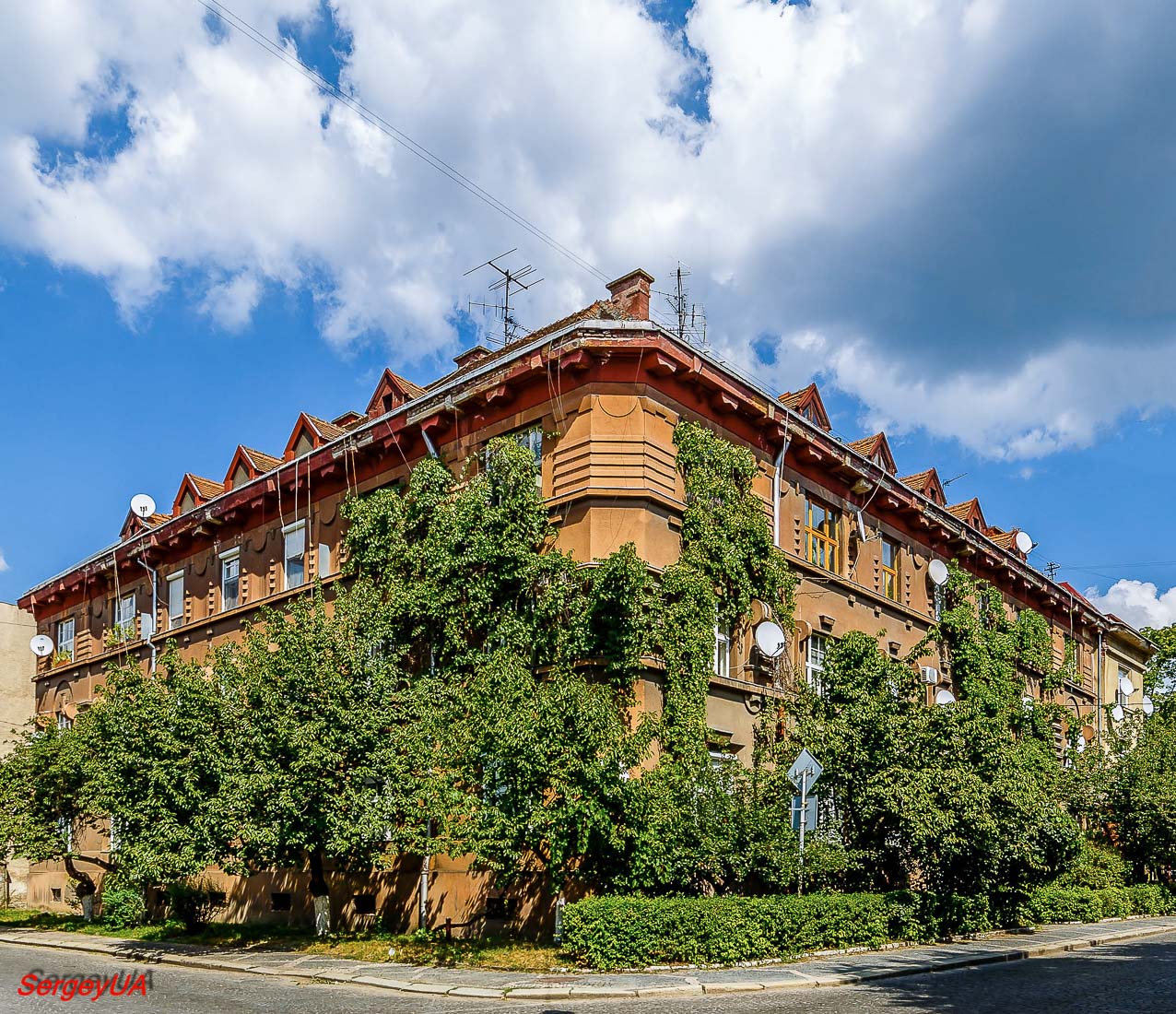 Ужгород, Улица Довженко, 4 / Улица Бращайков, 4