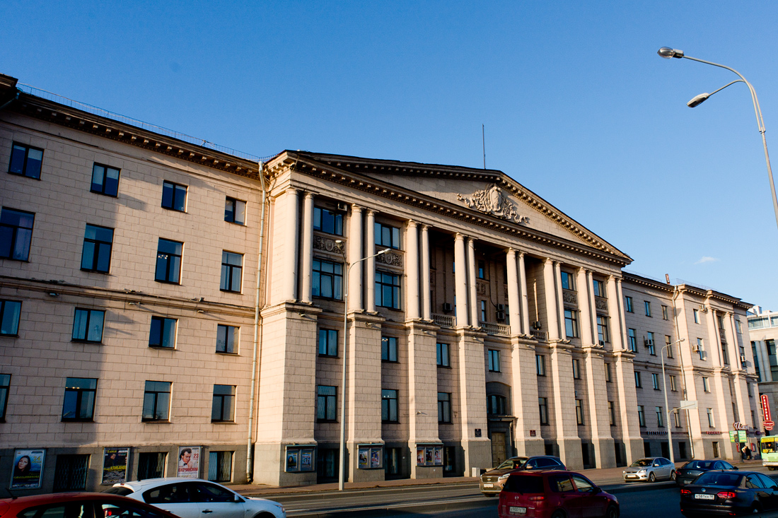 Санкт-Петербург, Арсенальная набережная, 13 корп. 1 / Площадь Ленина, 1