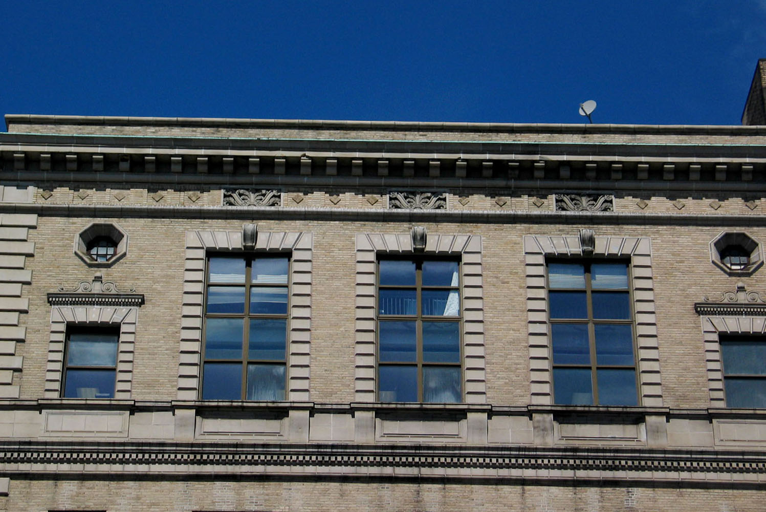 Нью-Йорк, Eastern Parkway, 17