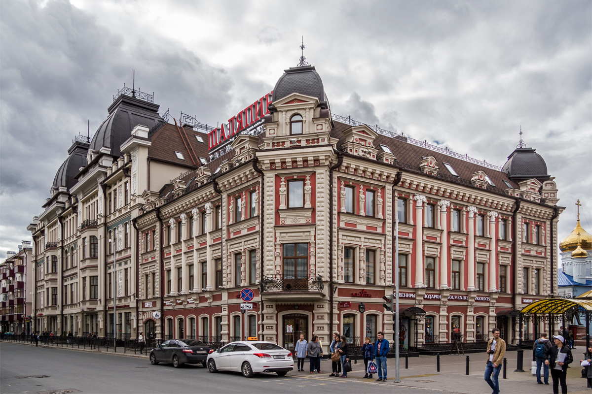 Казань, Улица Баумана, 80 / Университетская улица, 7