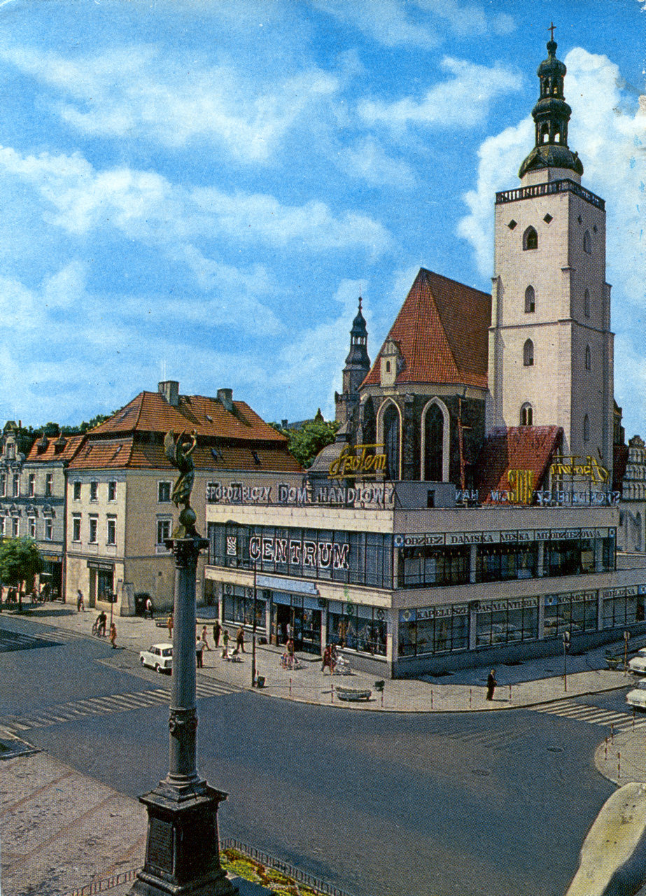 Олесница, Rynek, 16-19; Ulica Sejmowa, 1; Ulica Łużycka, 4