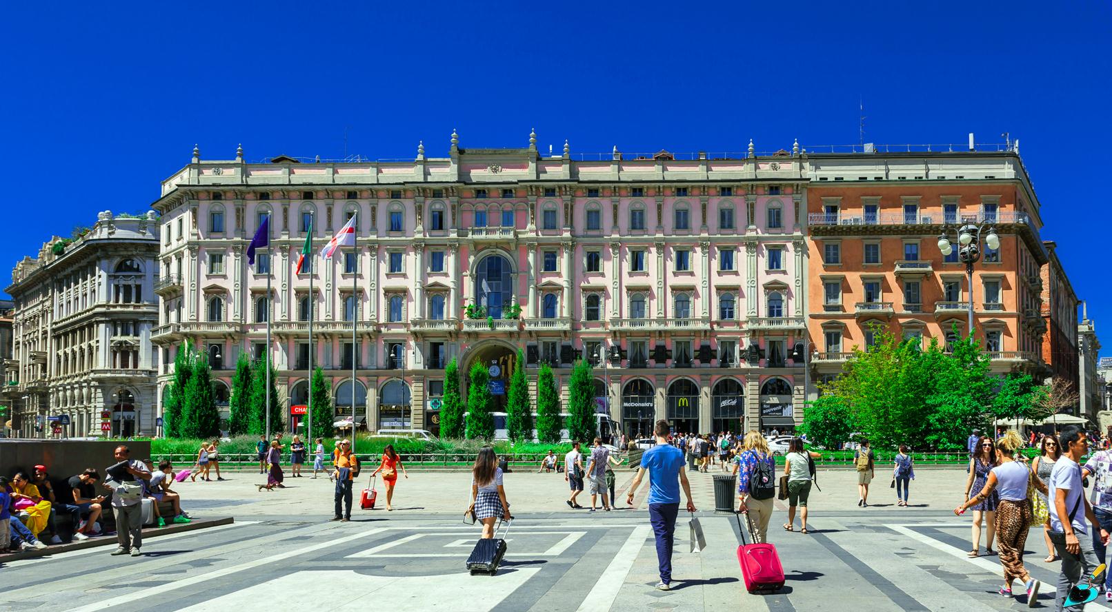 Милан, Via Orefici, 2; Piazza del Duomo, 17