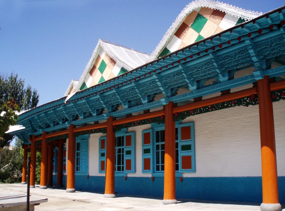 Каракол, Улица Ю. Абдрахманова, 140 / Улица Бектенова,
