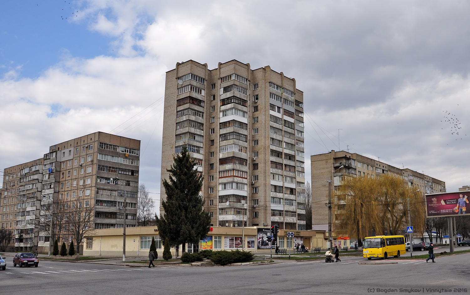 Винница, Улица Андрея Первозванного, 30; Проспект Юности, 46 / Улица Андрея Первозванного, 28; Проспект Юности, 44
