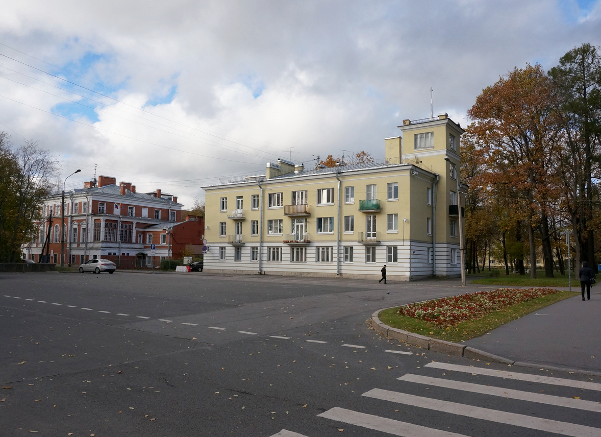 Peterhof, Санкт-Петербургский проспект, 48