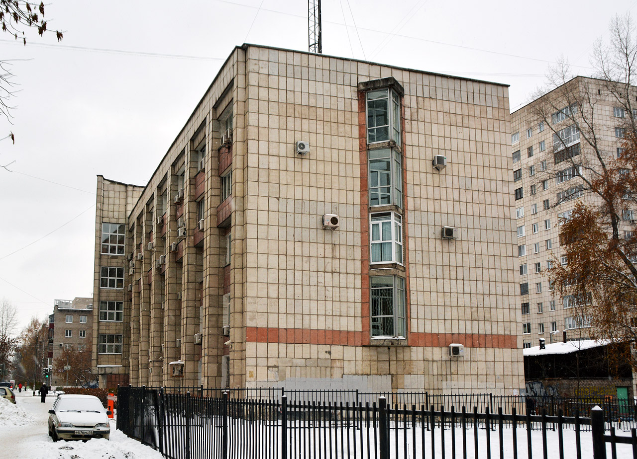 Пермь, Улица Луначарского, 100 / Улица Крисанова, 28