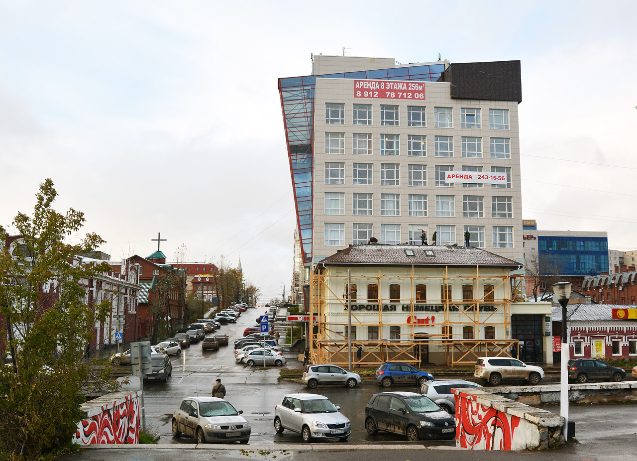 Пермь, Осинская улица, 17; Петропавловская улица, 63 / Осинская улица, 16