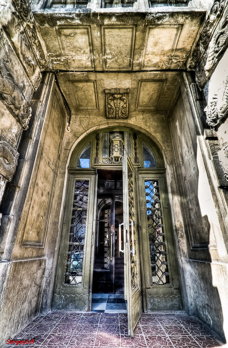 Львов, Площадь Адама Мицкевича, 8