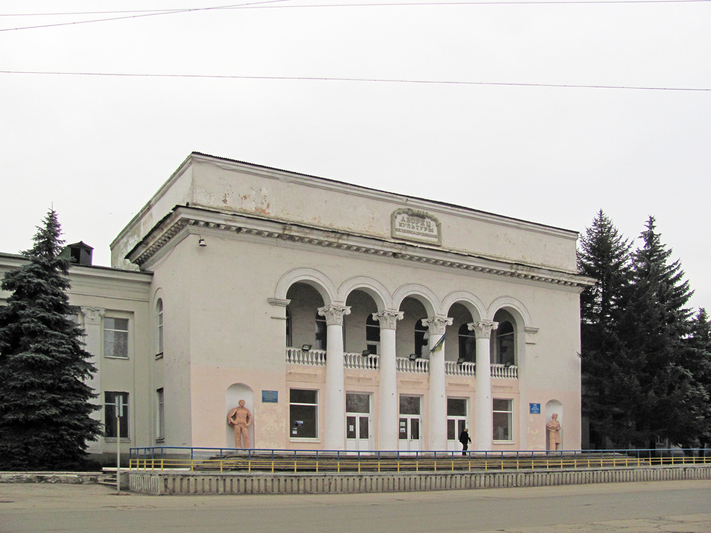 Попасная, Первомайская улица, 42