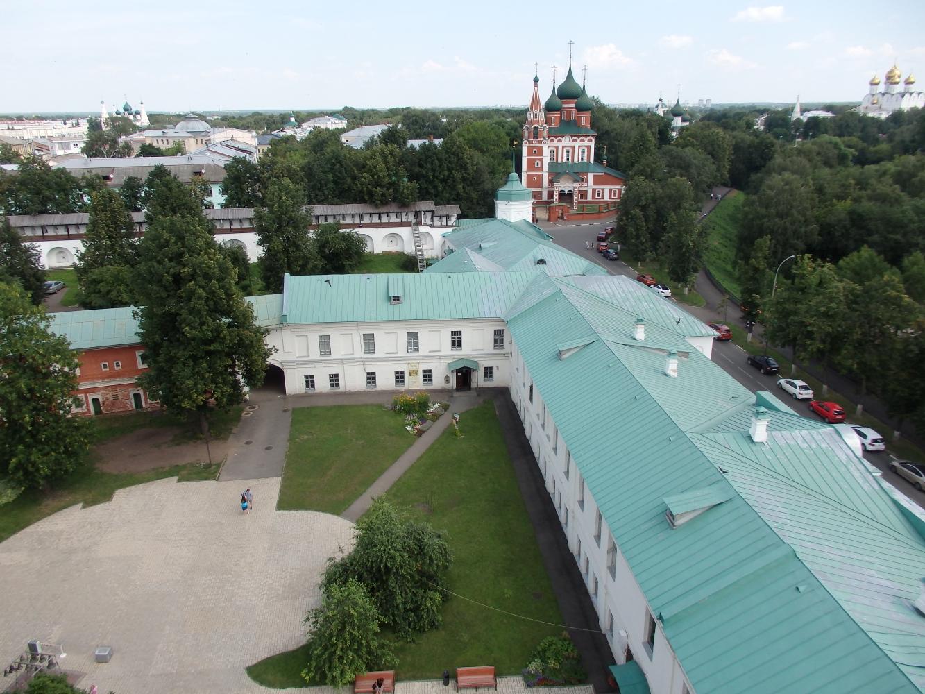 Ярославль, Богоявленская площадь, 25 Семинарский корпус; Первомайская улица, 67
