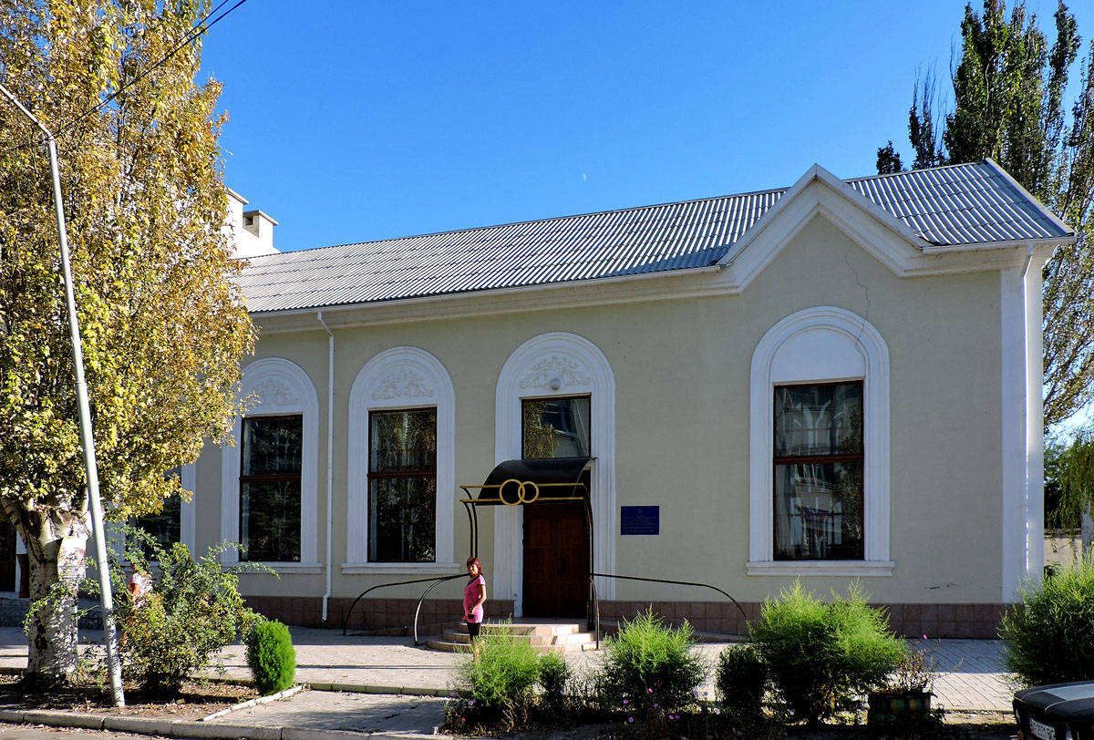 Geniches'k, Центральная улица, 1