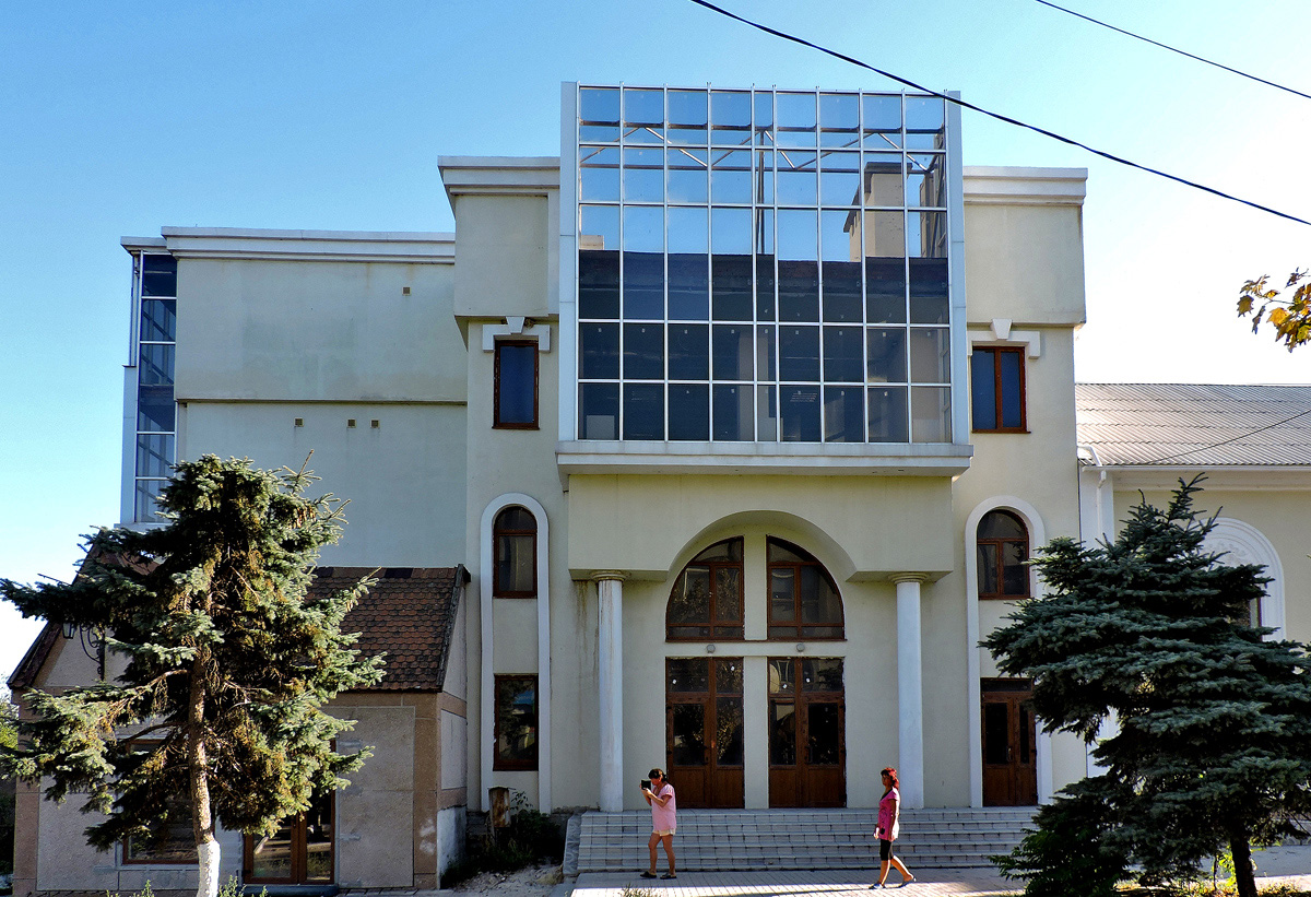 Геническ, Проспект Мира, 31
