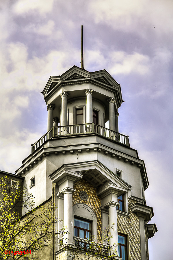 Киев, Банковая улица, 1 / Институтская улица, 10