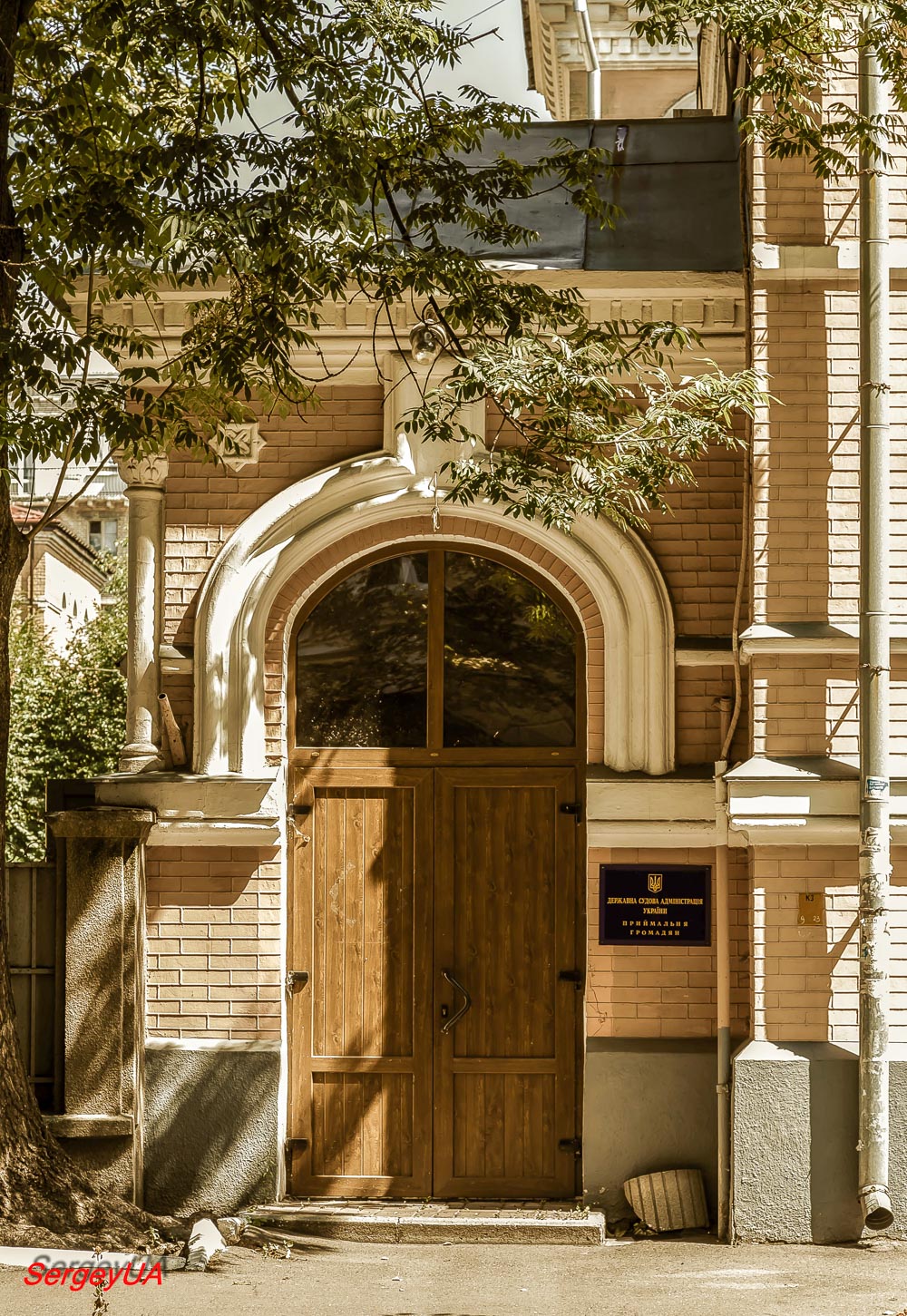 Киев, Липская улица, 18 / Улица Филиппа Орлика, 5