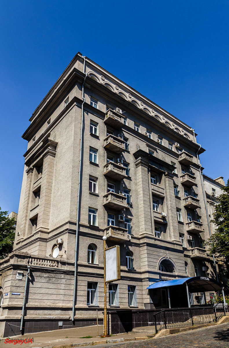 Киев, Шелковичная улица, 40 / Улица Дарвина, 7