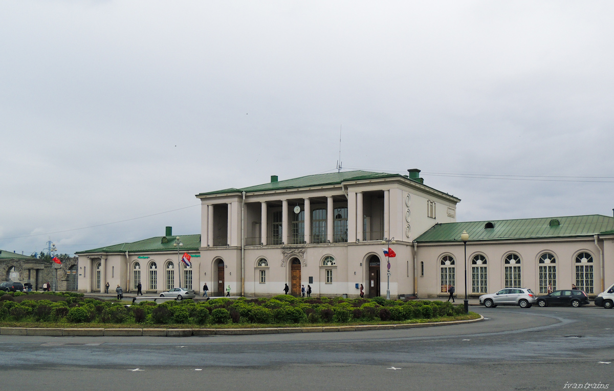 Puschkin, Привокзальная площадь, 1
