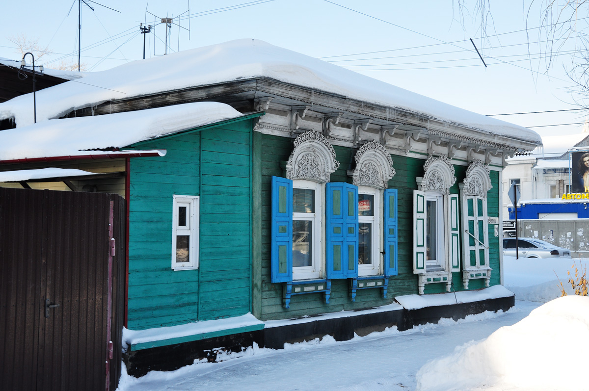 Омск, Учебная улица, 72 / Улица Красных Зорь, 16. Резные орнаменты (кроме наличников)