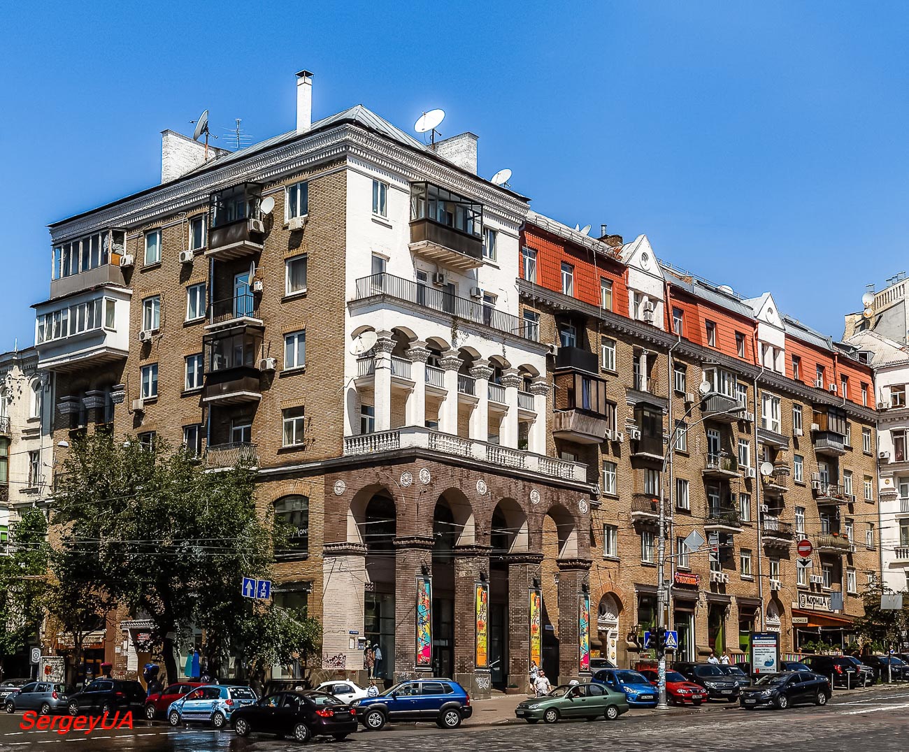 Киев, Большая Васильковская улица, 48 / Улица Саксаганского, 18