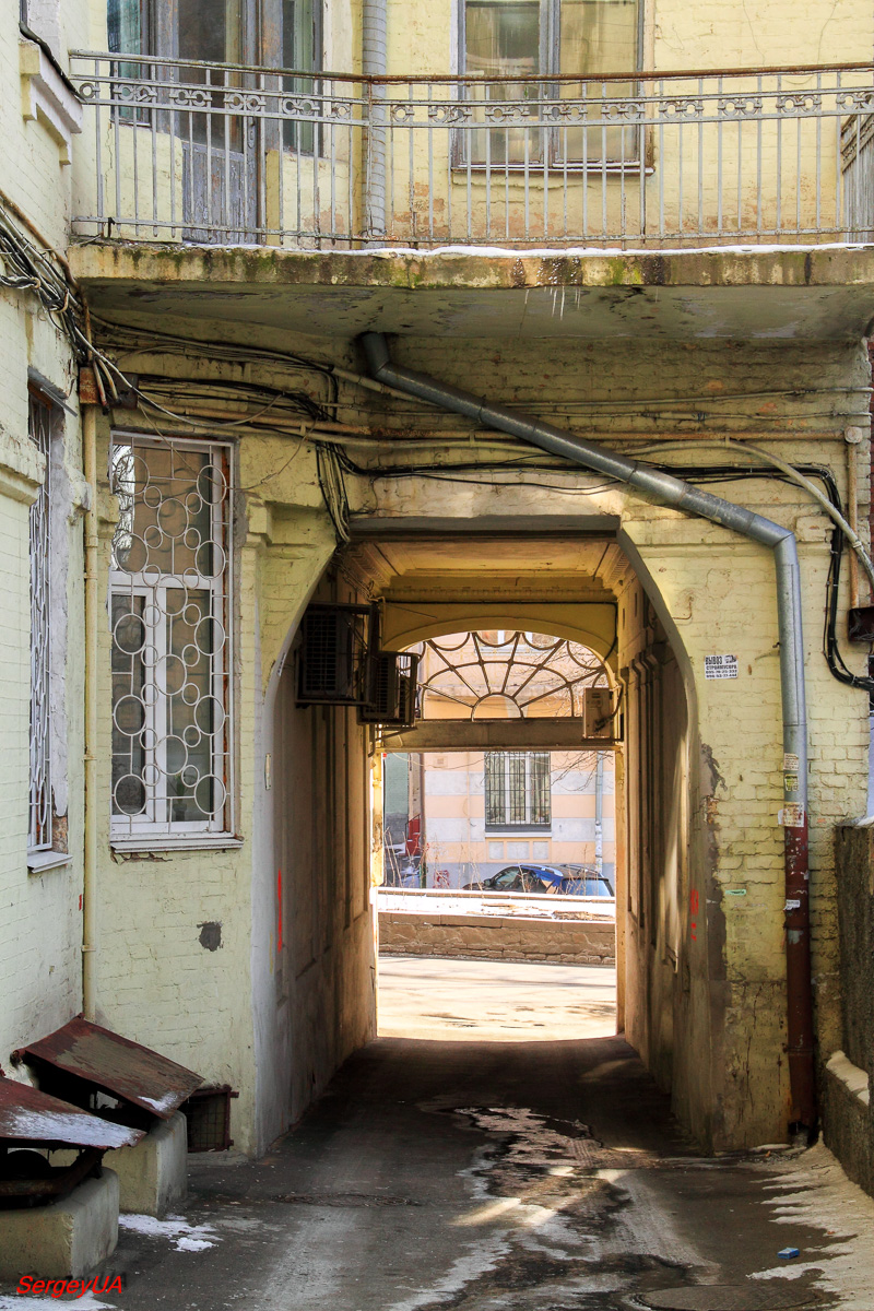 Киев, Улица Антоновича, 10А