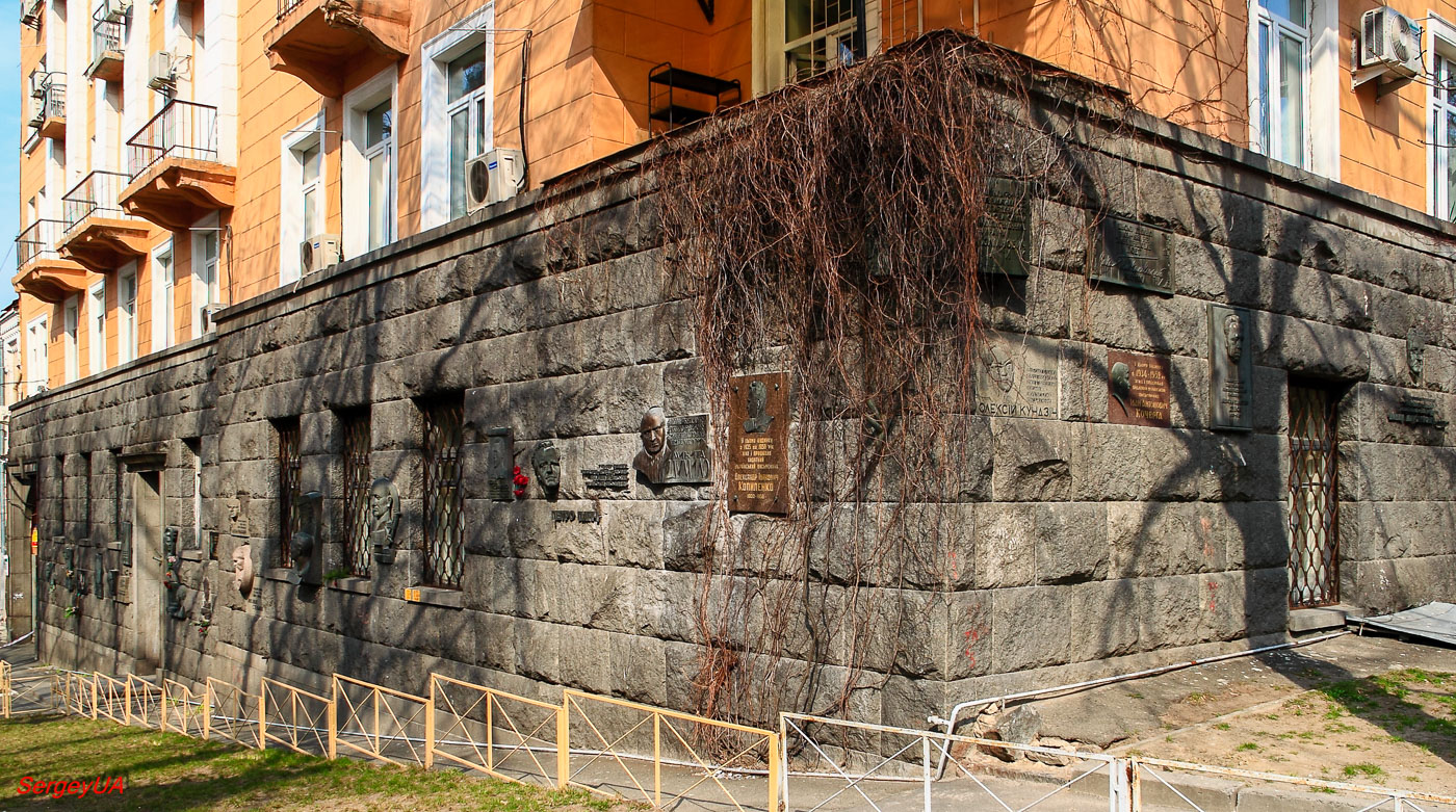Kyiv, Улица Богдана Хмельницкого, 68 / Улица Михаила Коцюбинского, 4